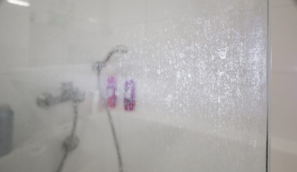 Wenn man Kalk von Fliesen entfernen möchte, sollte man was dagegen tun, damit die Dusche nicht wie auf dem Bild fleckig und verkalkt ausschaut.